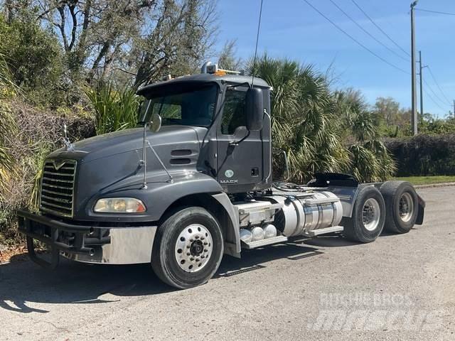 Mack CXU613 Тягачі