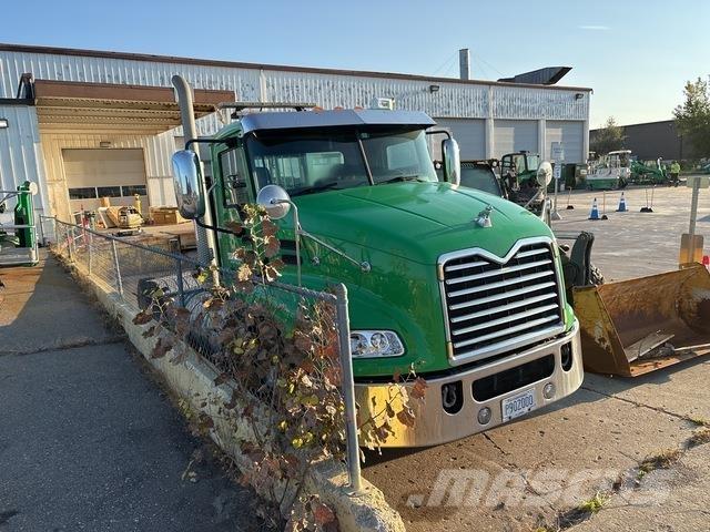 Mack CXU613 Тягачі