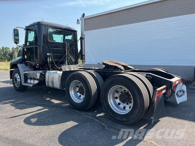 Mack CXU613 Тягачі