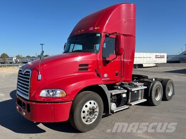 Mack CXU613 Тягачі