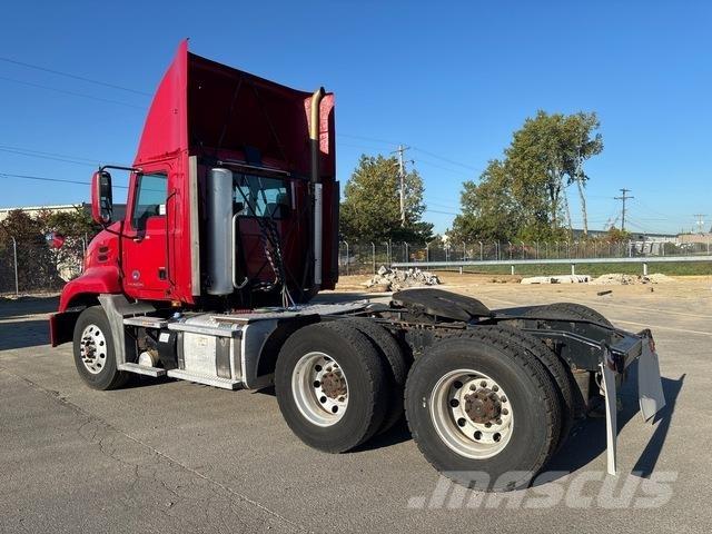 Mack CXU613 Тягачі