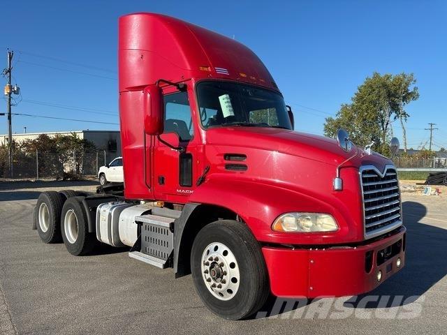 Mack CXU613 Тягачі