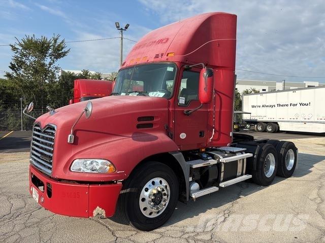 Mack CXU613 Тягачі