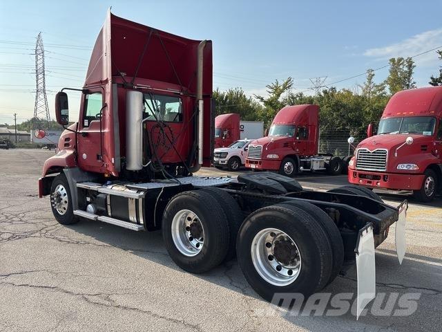 Mack CXU613 Тягачі
