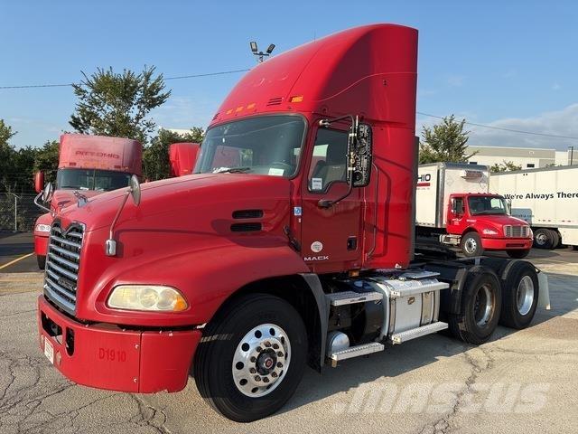 Mack CXU613 Тягачі