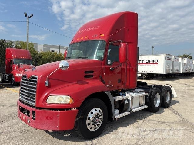 Mack CXU613 Тягачі