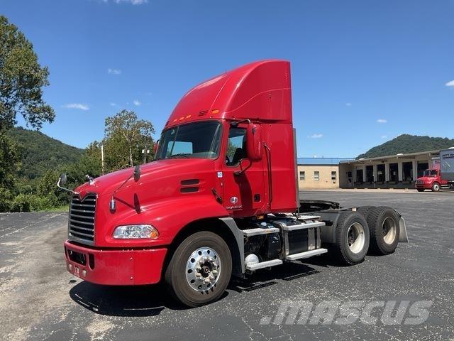 Mack CXU613 Тягачі