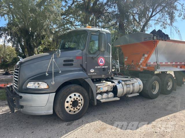 Mack CXU613 Тягачі