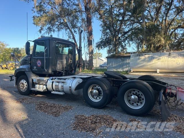 Mack CXU613 Тягачі