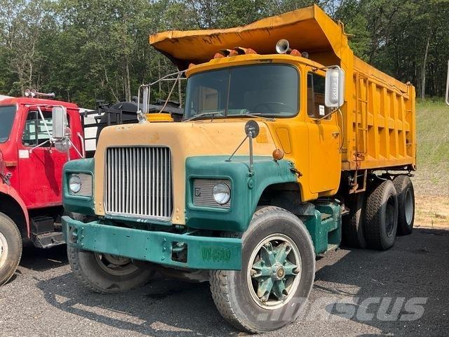 Mack DM686SX Самоскиди
