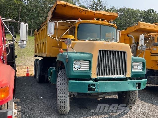 Mack DM686SX Самоскиди
