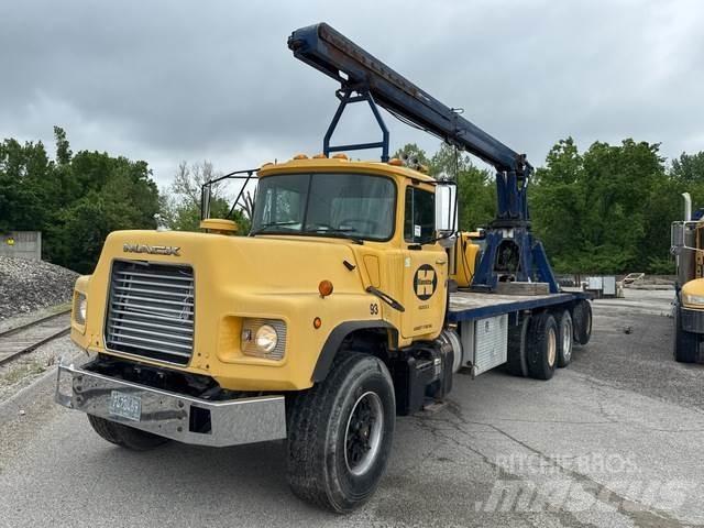 Mack DM688S Вантажівки / спеціальні