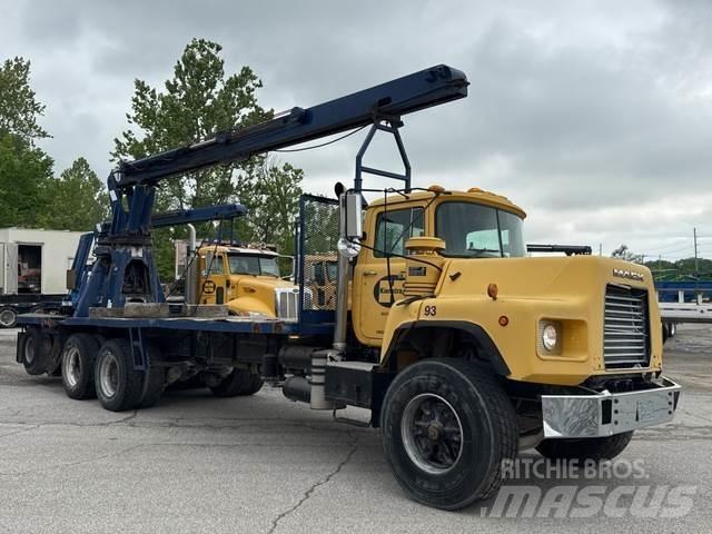 Mack DM688S Вантажівки / спеціальні
