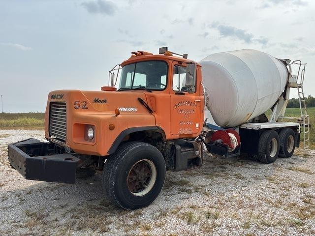 Mack DM690 Поливальні машини