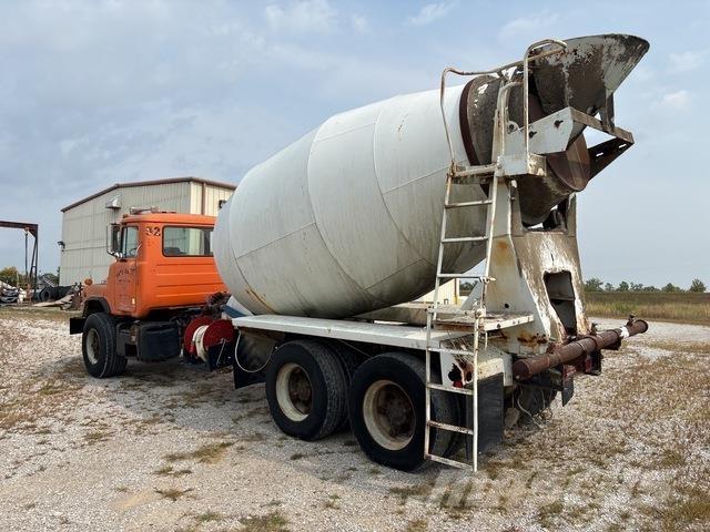 Mack DM690 Поливальні машини