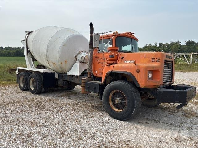 Mack DM690 Поливальні машини