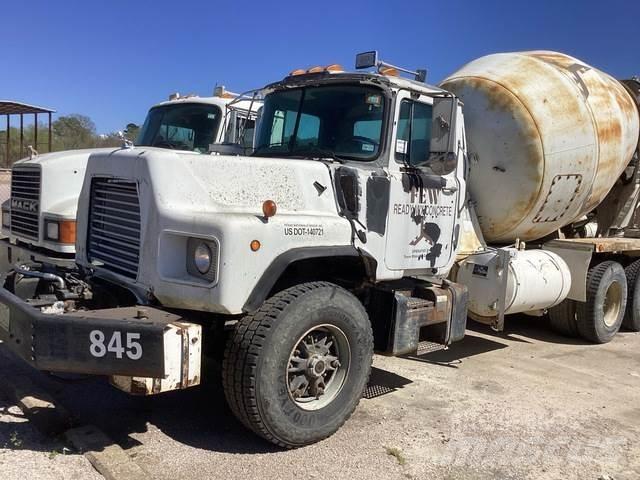 Mack DM690S Вантажівки / спеціальні