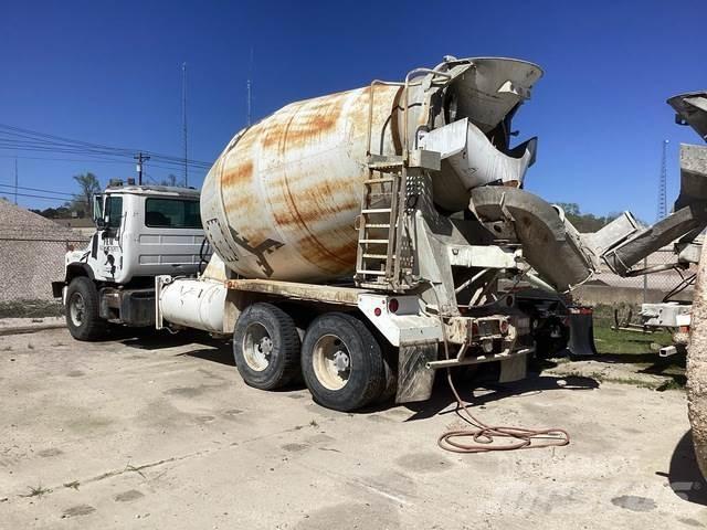 Mack DM690S Вантажівки / спеціальні