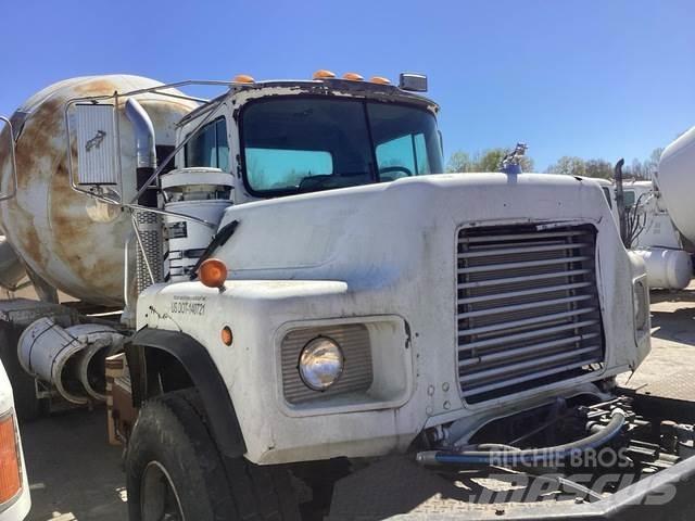 Mack DM690S Вантажівки / спеціальні