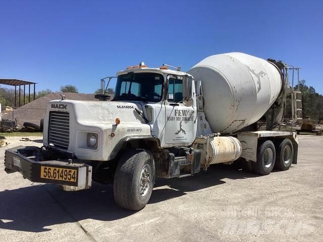 Mack DM690S Вантажівки / спеціальні