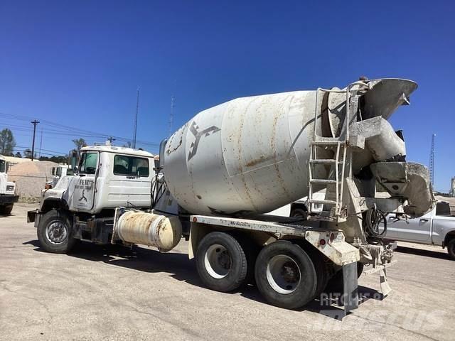 Mack DM690S Вантажівки / спеціальні