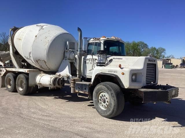 Mack DM690S Вантажівки / спеціальні