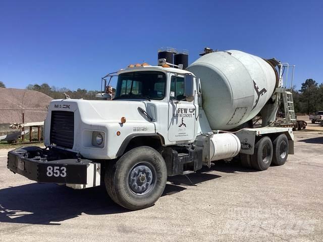 Mack DM690S Вантажівки / спеціальні