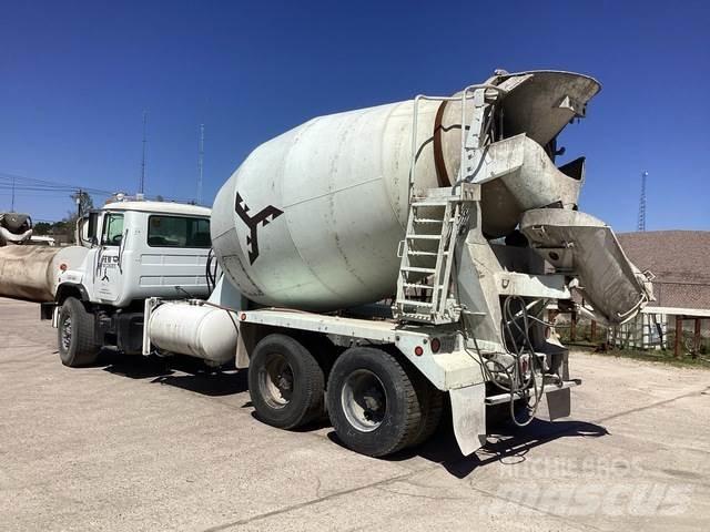 Mack DM690S Вантажівки / спеціальні