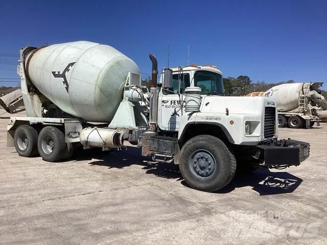 Mack DM690S Вантажівки / спеціальні