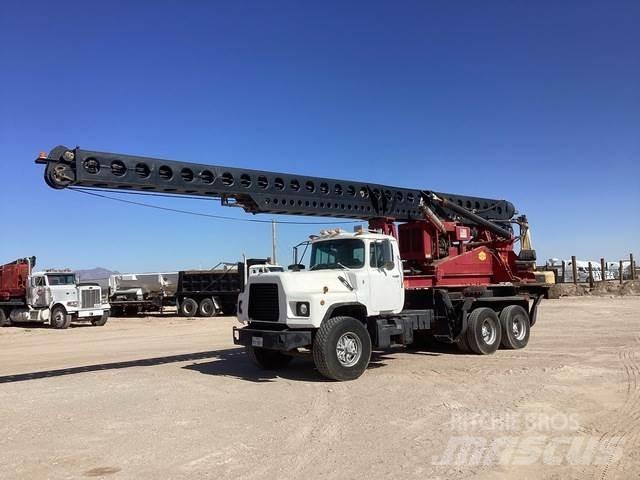 Mack DM690S Пересувні бурові установки