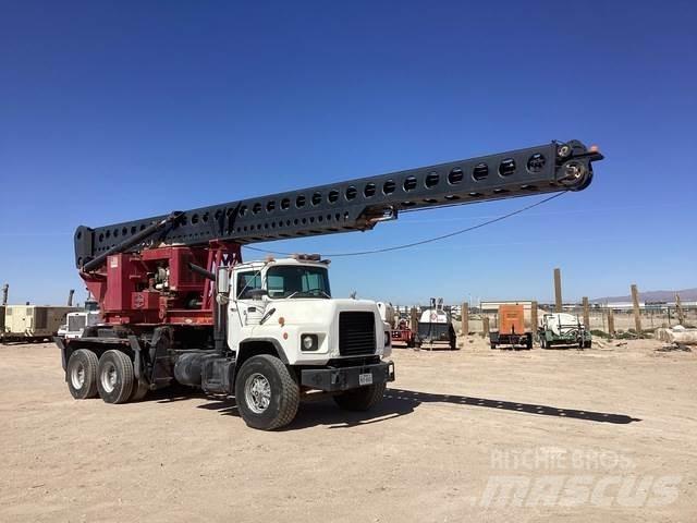 Mack DM690S Пересувні бурові установки
