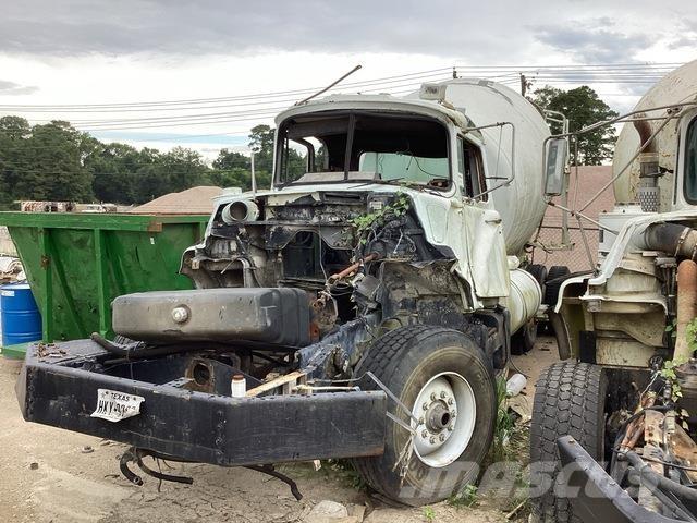 Mack DM690S Вантажівки / спеціальні