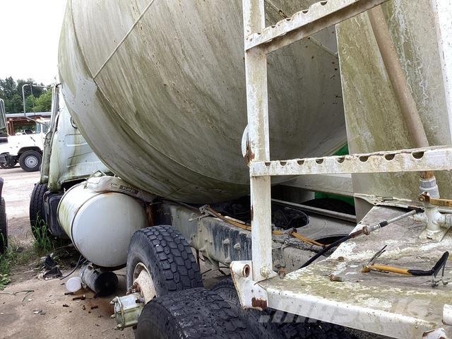 Mack DM690S Вантажівки / спеціальні