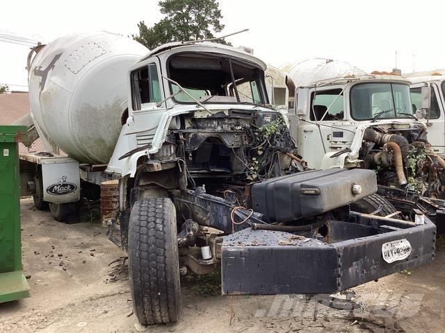 Mack DM690S Вантажівки / спеціальні