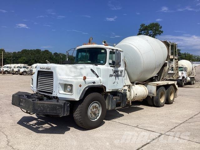 Mack DM690S Вантажівки / спеціальні