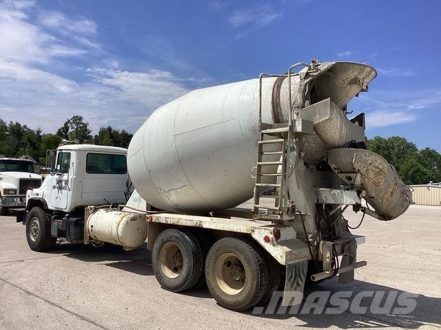 Mack DM690S Вантажівки / спеціальні