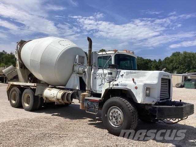Mack DM690S Вантажівки / спеціальні