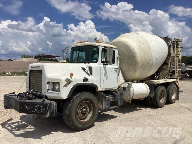 Mack DM690S Вантажівки / спеціальні