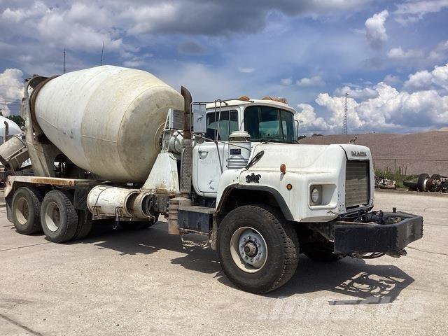 Mack DM690S Вантажівки / спеціальні