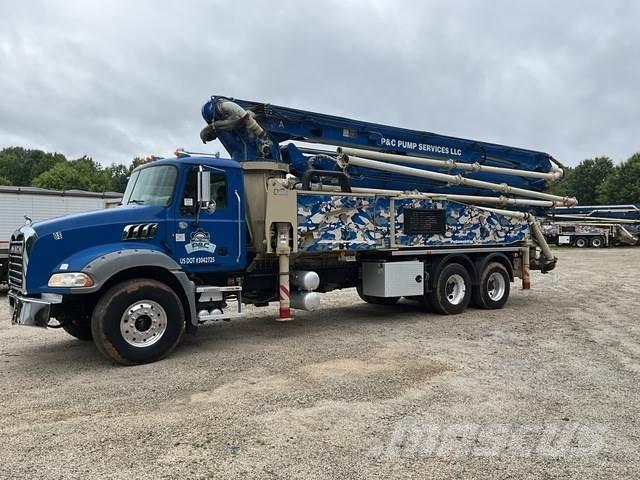 Mack GR64B Бетононасоси