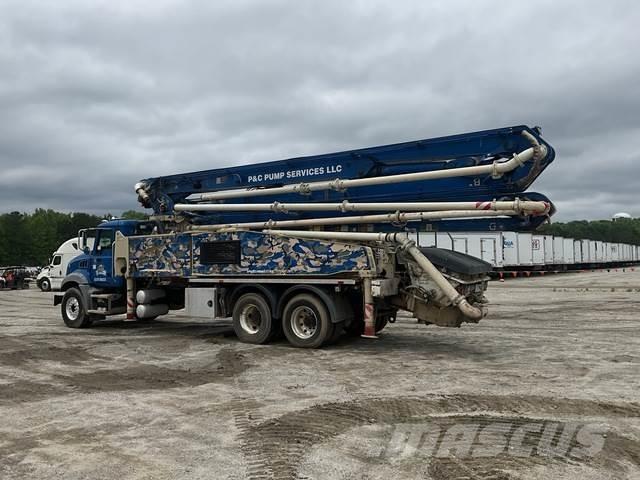 Mack GR64B Бетононасоси