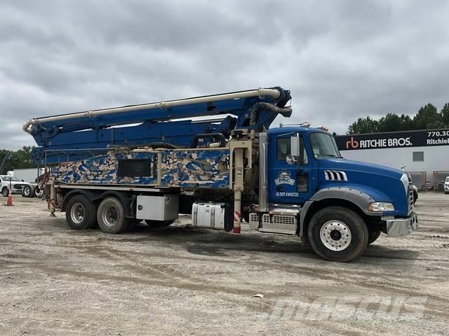 Mack GR64B Бетононасоси