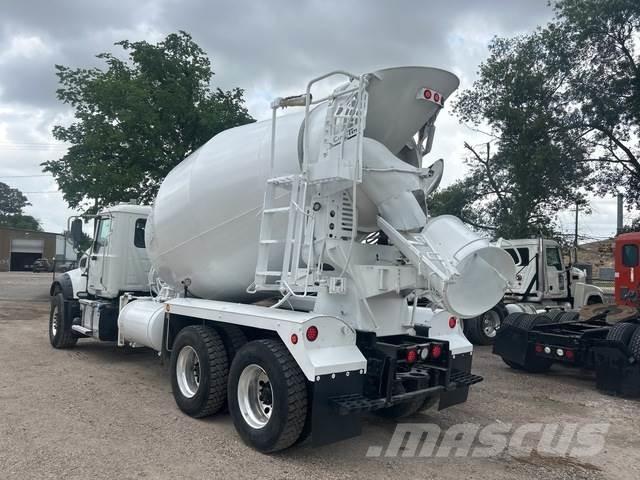 Mack GR64F Вантажівки / спеціальні
