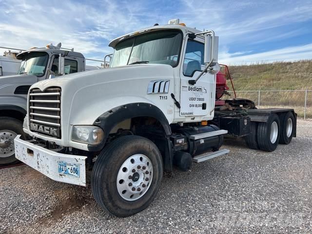 Mack GU713 Тягачі