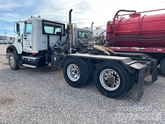 Mack GU713 Тягачі