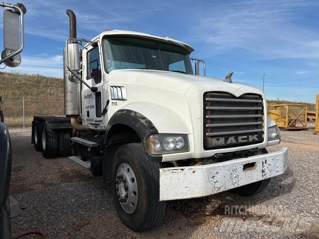 Mack GU713 Тягачі