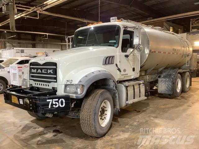 Mack GU713 Поливальні машини