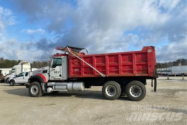 Mack GU713 Самоскиди