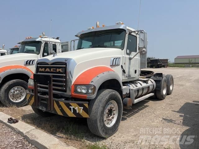 Mack GU713 Тягачі