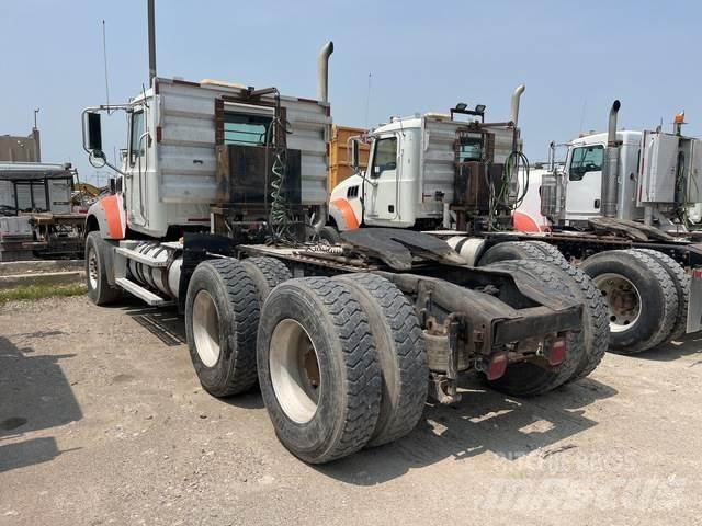 Mack GU713 Тягачі